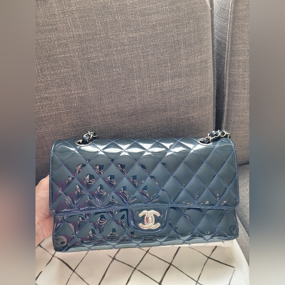 Navy patent medium Chanel flap - Picture 4 of 16